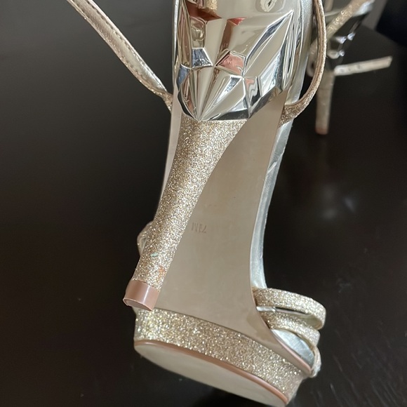 Size 7.5 gold shiny buckle around ankle guess helmed shoes - Picture 3 of 3